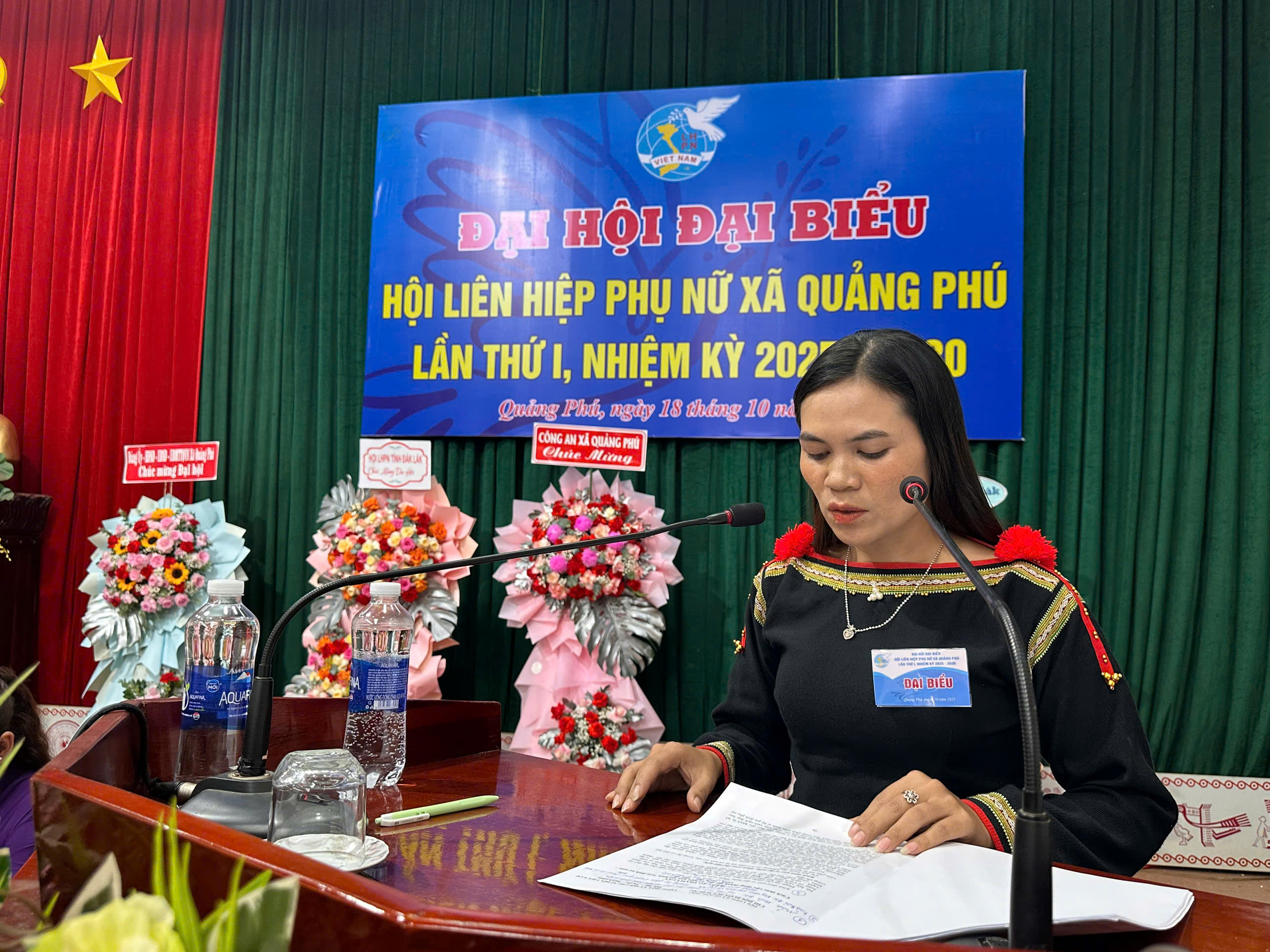 Đại diện các Chi hội phụ nữ trong toàn xã tham gia báo cáo tham luận